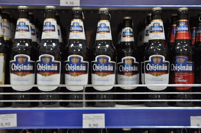 Beim Alkohol werden gern Grenzen überwunden: der Sheriff-Supermarkt verkauft auch moldawisches Bier