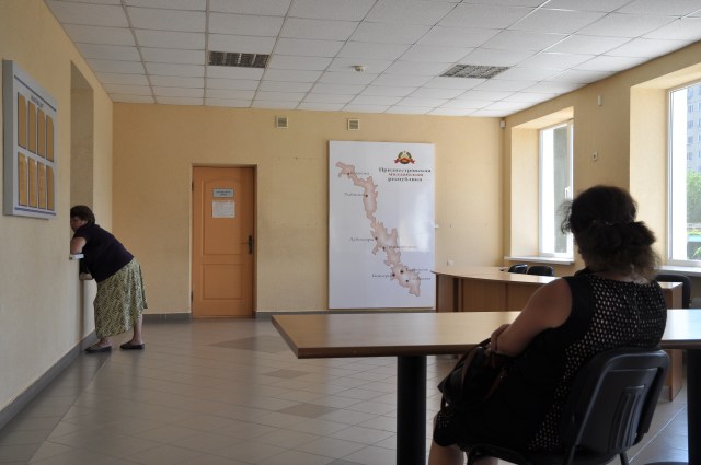 Die Registrierung im Migrationsbüro läuft ganz ohne persönlichen Kontakt ab. An der Wand hängt die Karte von Transnistrien