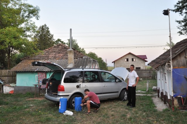 Auspumpen des frisch getankten Diesels aus Moldawien in Fässer für schlechte Zeiten