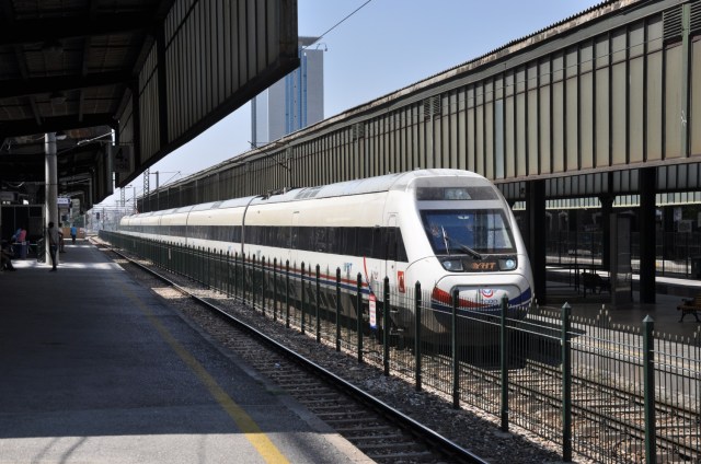 Fahrt mit dem YHT von Istanbul nach Ankara, hier im Bahnhof Ankara