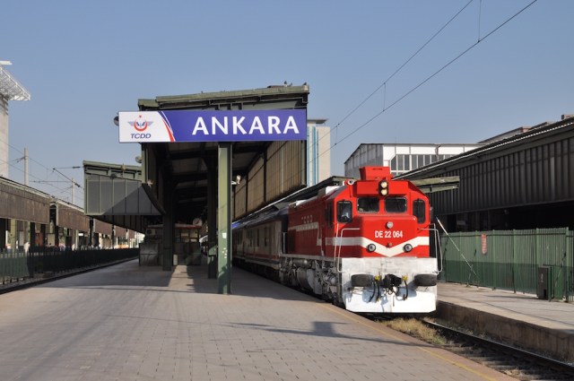 Der Güney Espressi steht mit einer sechsachsigen Diesellok zur Abfahrt bereit