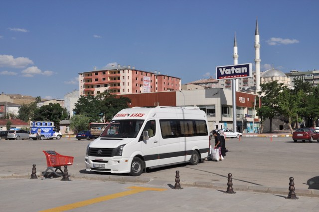 Der Schienenersatzverkehr nach Kars wird von zwei Minibussen abgewickelt, der erste ist schon abgefahren