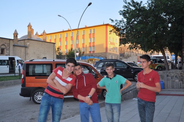Erzurum kennt keine Touristen: die vier Jungs hier posieren vor meiner Kamera