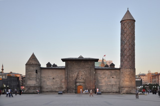Überbleibsel der Altstadt: die Yakutiye Medresesi stammt aus der mongolischen Zeit aus dem 14. Jahrhundert und war eine Religionsschule