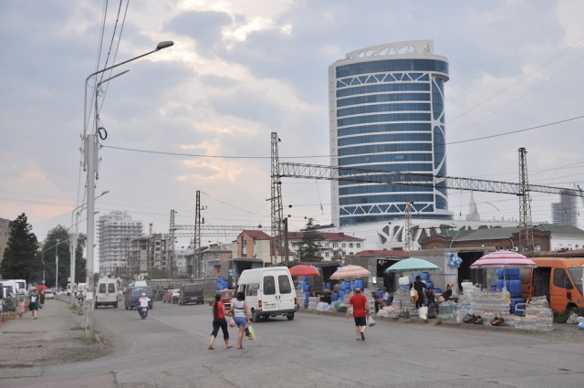 Erster Eindruck Georgiens nach der Grenze ist der Badeort Batumi. Hier geht es aus den Straßen schon sehr russsch zu