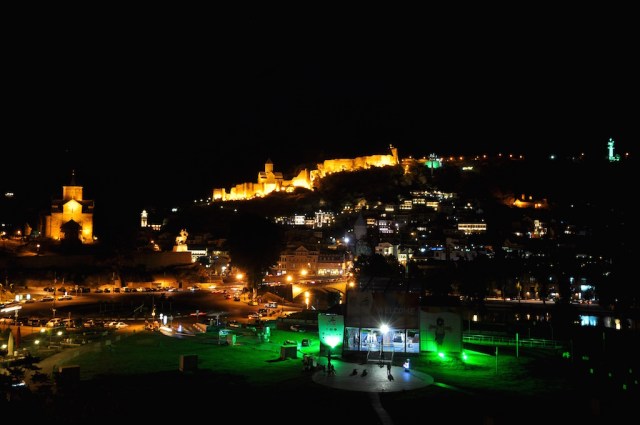 Der erste Eindruck von Georgiens Hauptstadt ist bunt. Auf dem Heimweg werden wir von einem nach klassischer Musik ändernden Springbrunnen begrüßt