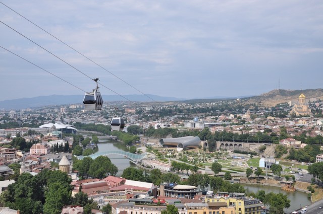 Die einzige, noch verbliebene Seilbahn in Tbilisi verbindet die Festungsanlage mit der anderen Flussseite. Bedenken braucht man keine zu haben