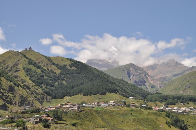Auf geht's: einstündiger Fußmarsch zum Kloster Kazbeki, vor dem gleichnamigen 5000 m-hohen Berg