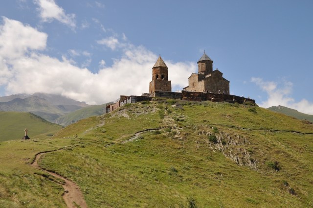 Das Kloster Kazbeki liegt malerisch auf 2300 m Höhe mitten im Kaukasus kurz vor der georgisch-russischen Grenze