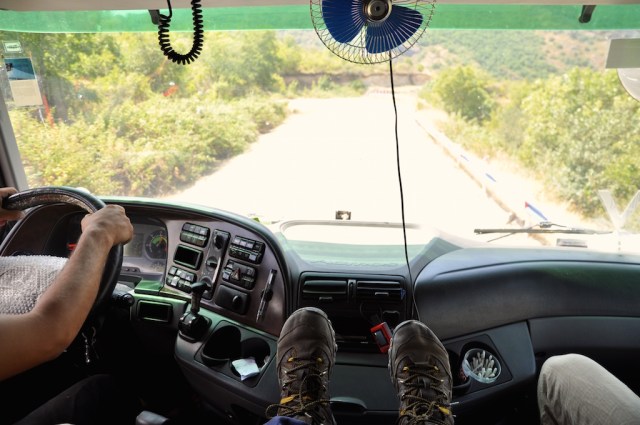 Kuschelig geht's auf dem Tanklaster über holprige Passstraßen. 
