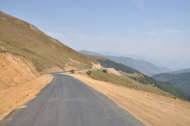 Fahrt auf dem Tanklaster auf der 2500 m hohen Passstraße in Richtung Iran