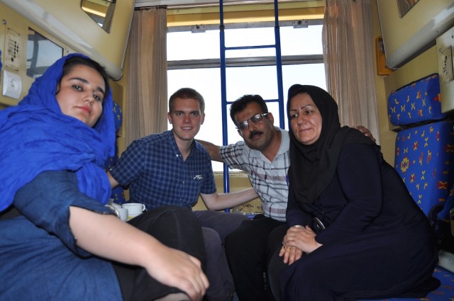 Niloofar, Esmaeil und Roya sind gern gesehene Gäste in meinem Abteil mit Kuchen und Tee