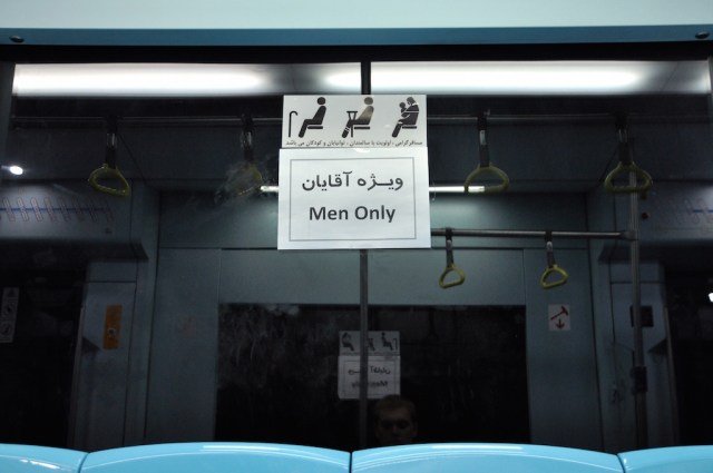 Strikte Geschlechtertrennung der Fahrgäste im ÖPNV. Baulich getrennt befinden sich die 