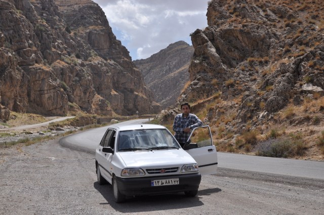 Die letzten 80 km brachte mich ein studentischer Taxifahrer zur turkmenischen Grenze