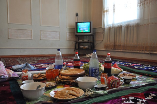 Reichliches Mittagsbuffet bei Tirkesh in Bordumsaz