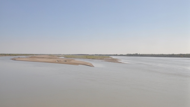 Hier führt der Syrdaja noch genügend Wasser. Die übermäßige Wassernutzung lässt den Fluss bereits vor der Mündung in den Aralsees im Sand versickern