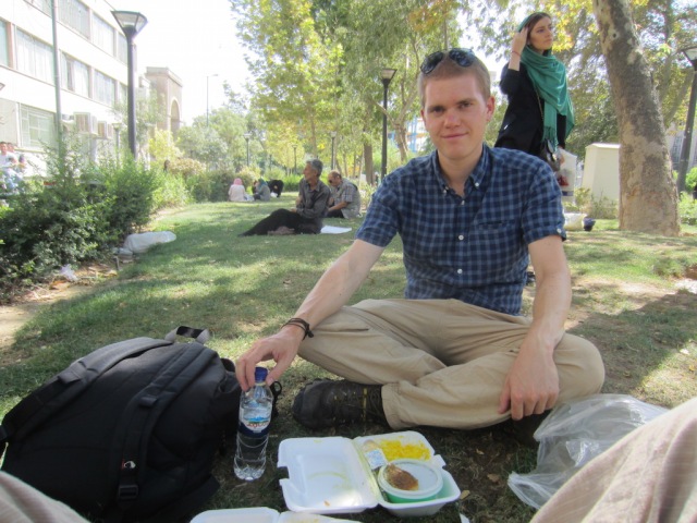 Picknick auf der Wiese vor dem Basar in Tehran